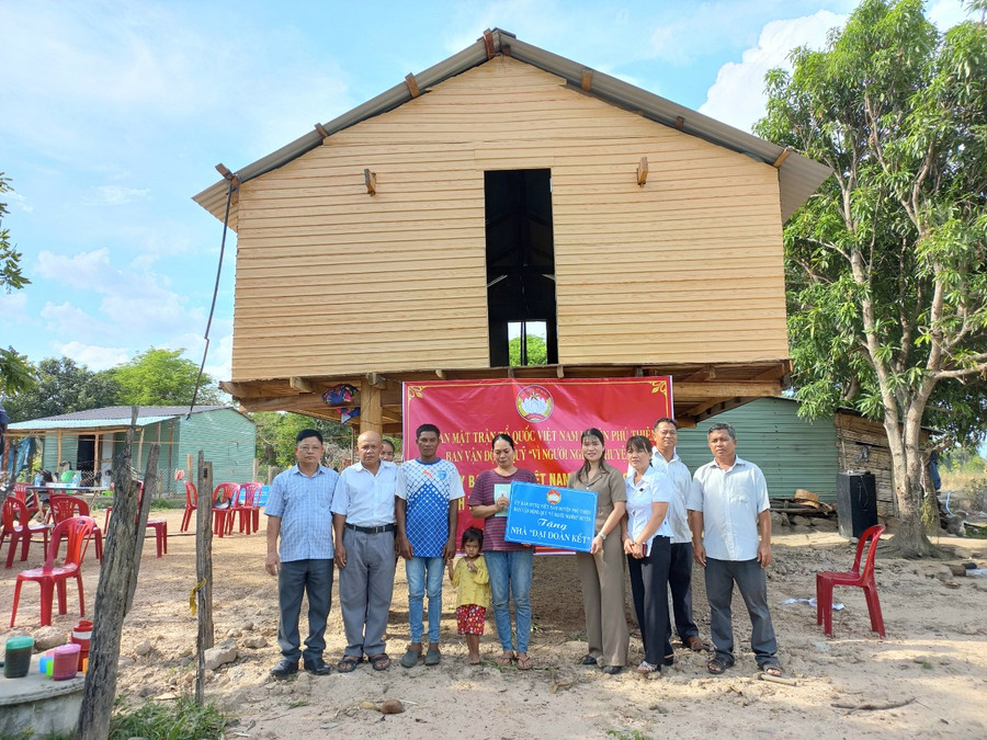 Bà Trần Thị Lệ Hằng-Phó Chủ tịch Ủy ban MTTQ Việt Nam huyện Phú Thiện (thứ 4 từ phải sang) bàn giao nhà cho gia đình bà Nay H&apos;Miên. Ảnh: Ngọc Anh