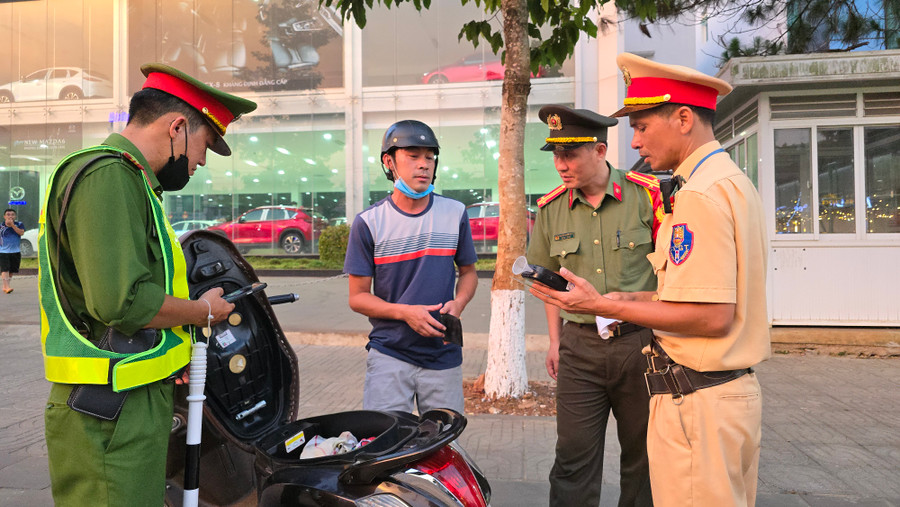Lực lượng Cảnh sát giao thông tăng cường xử lý vi phạm nồng độ cồn dịp nghỉ lễ 30-4 và 1-5. Ảnh: Bá Bính Lực lượng Cảnh sát giao thông tăng cường xử lý vi phạm nồng độ cồn dịp nghỉ lễ 30-4 và 1-5. Ảnh: Bá Bính