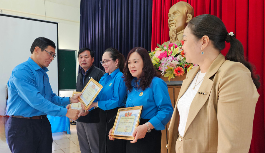 Lãnh đạo Liên đoàn Lao động TP. Pleiku trao giấy khen cho các tập thể có thành tích xuất sắc trong phong trào công nhân, viên chức, lao động và hoạt động Công đoàn năm 2023. Ảnh: Bá Bính Lãnh đạo Liên đoàn Lao động TP. Pleiku trao giấy khen cho các tập thể có thành tích xuất sắc trong phong trào công nhân, viên chức, lao động và hoạt động Công đoàn năm 2023. Ảnh: Bá Bính