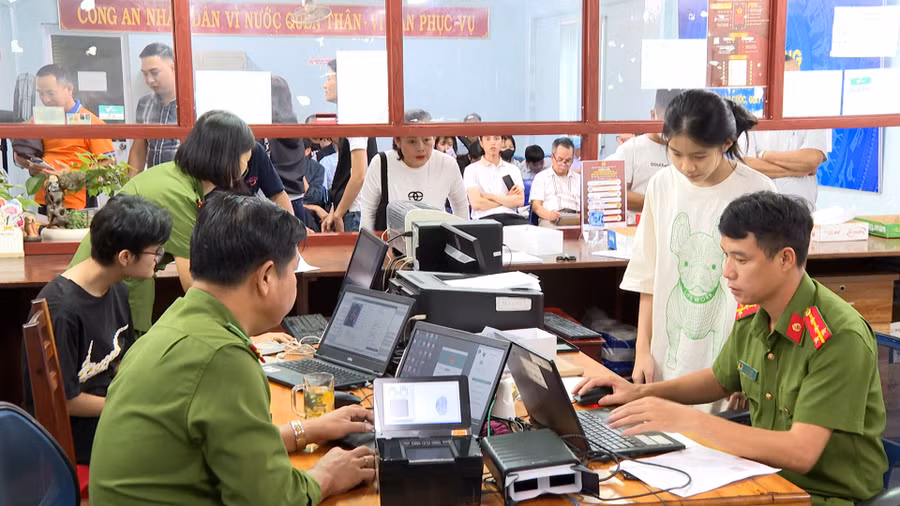 Cán bộ, chiến sĩ Phòng Cảnh sát Quản lý hành chính về trật tự xã hội nỗ lực, phục vụ Nhân dân. Ảnh: Lê Ánh