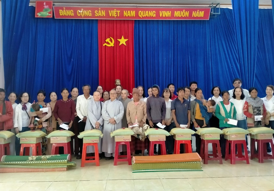 Đoàn công tác tặng quà cho đồng bào dân tộc thiểu số nghèo, người già bệnh tật của xã Ayun, huyện Chư Sê. Ảnh: Hồng Ngọc Đoàn công tác tặng quà cho đồng bào dân tộc thiểu số nghèo, người già bệnh tật của xã Ayun, huyện Chư Sê. Ảnh: Hồng Ngọc