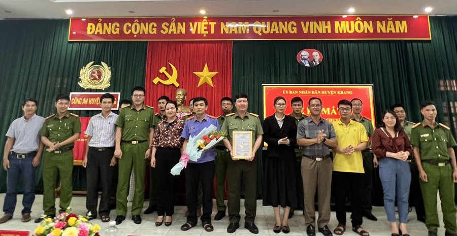 Đội xung kích chuyển đổi số và tuyên truyền pháp luật huyện Kbang tại buổi ra mắt. Ảnh: Hồng Hạnh Đội xung kích chuyển đổi số và tuyên truyền pháp luật huyện Kbang tại buổi ra mắt. Ảnh: Hồng Hạnh