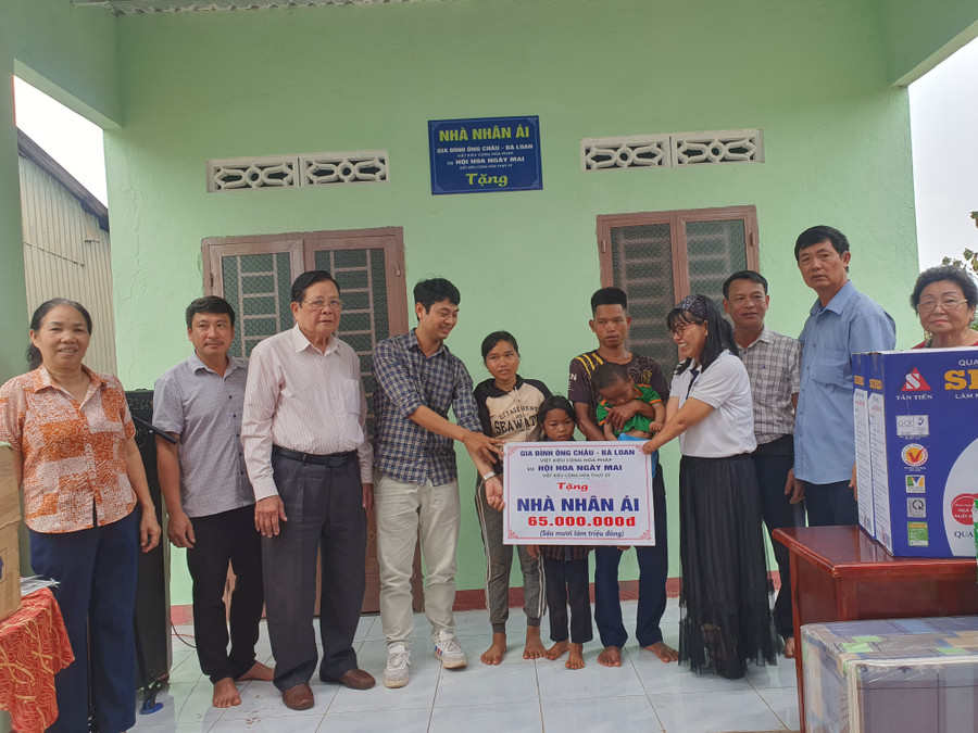Hội Nạn nhân chất độc da cam/dioxin huyện Chư Sê trao “Nhà nhân ái” cho gia đình chị Rơ Lan Lên tại làng Blút Roh (xã Al Bá). Ảnh: Trúc Phùng