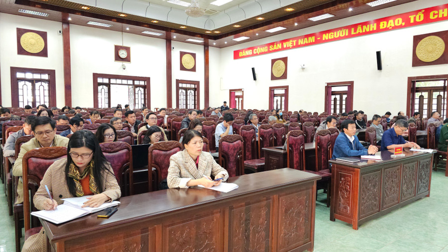 Các đại biểu tham gia hội nghị trực tiếp tại điểm cầu Hội trường 19-5 (TP. Pleiku). Ảnh: Bá Bính Các đại biểu tham gia hội nghị trực tiếp tại điểm cầu Hội trường 19-5 (TP. Pleiku). Ảnh: Bá Bính