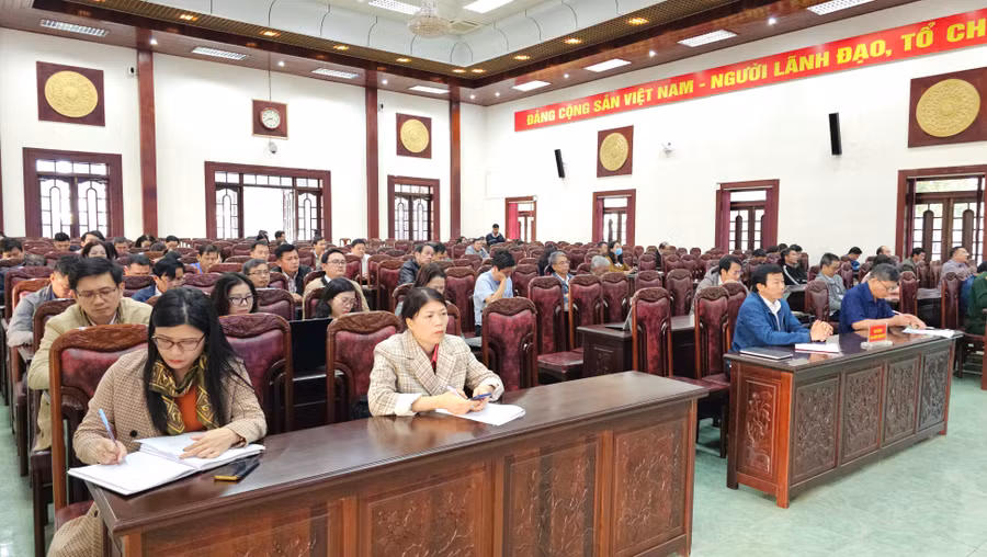 Các đại biểu tham gia hội nghị trực tiếp tại điểm cầu Hội trường 19-5 (TP. Pleiku). Ảnh: Bá Bính