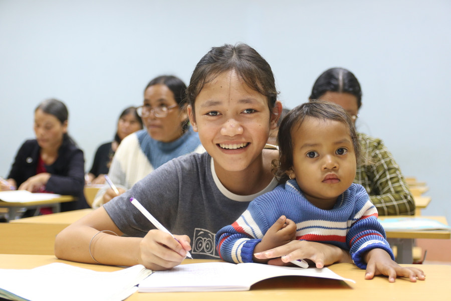 Em H’Ý (lớp 3, Trường Tiểu học Ngô Quyền, phường Chi Lăng) cũng đến lớp để được phụ đạo thêm kiến thức. Vừa học em vừa tranh thủ trông em nhỏ.