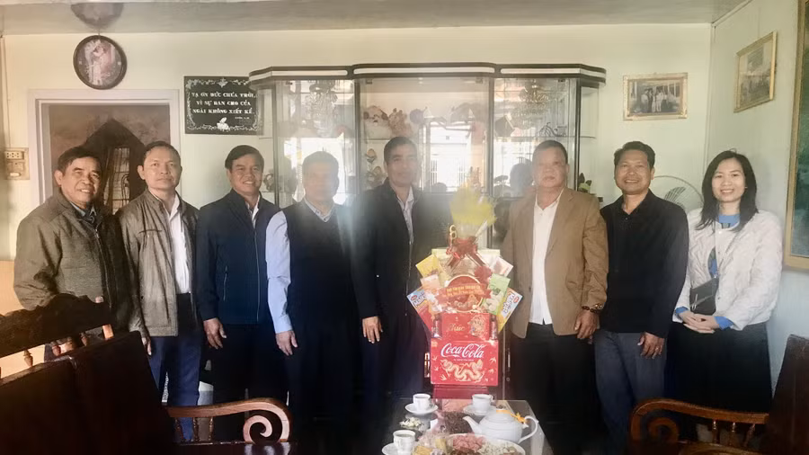 Ông Hồ Hải Tần-Phó Giám đốc Sở Nội vụ, Trưởng ban Tôn giáo tỉnh (thứ 3 từ phải sang) thăm, chúc Tết Ban Đại diện Tin lành tỉnh Gia Lai (Hội thánh Tin lành Việt Nam-Miền Nam). Ảnh: Phước Đặng