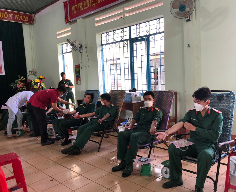 Lực lượng vũ trang huyện Mang Yang tham gia hiến máu tại ngày hội. Ảnh: Hồng Ngọc