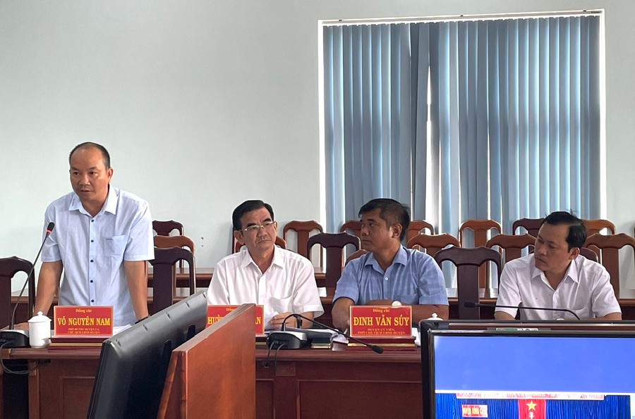 Lãnh đạo UBND huyện Kông Chro phát biểu tại buổi làm việc. Ảnh: Phương Liên