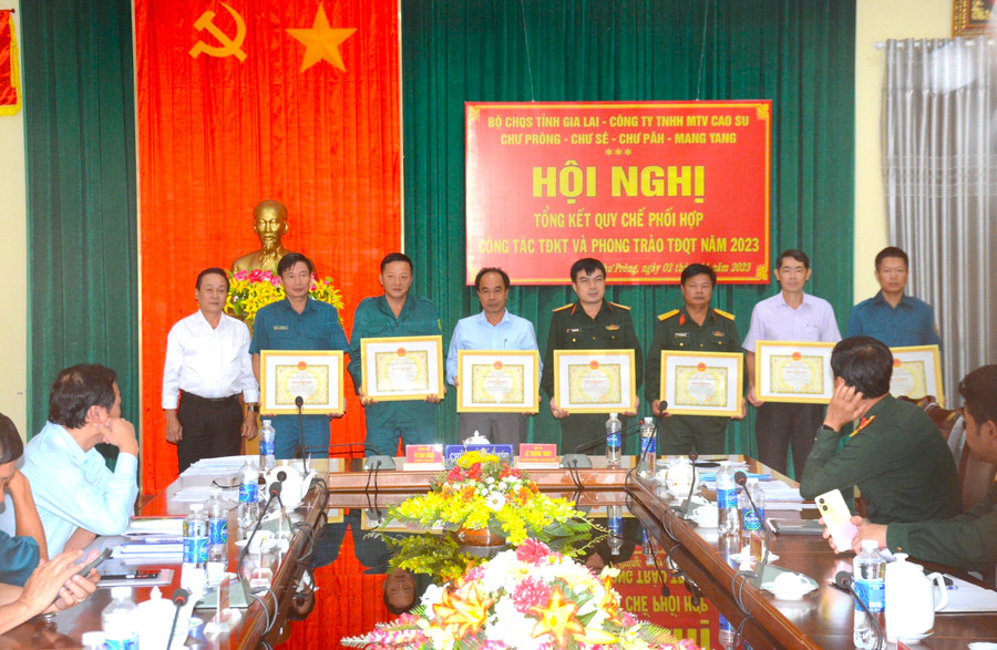 Các đơn vị có thành tích xuất sắc trong thực hiện quy chế phối hợp nhiệm vụ quốc phòng, quân sự và phát triển kinh tế năm 2023 được Tập đoàn Công nghiệp Cao su Việt Nam tặng bằng khen. Ảnh: Hà Đức Thành