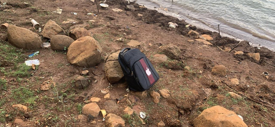 Chiếc ba lô anh Cần để lại trên bờ. Ảnh UBND xã Biển Hồ