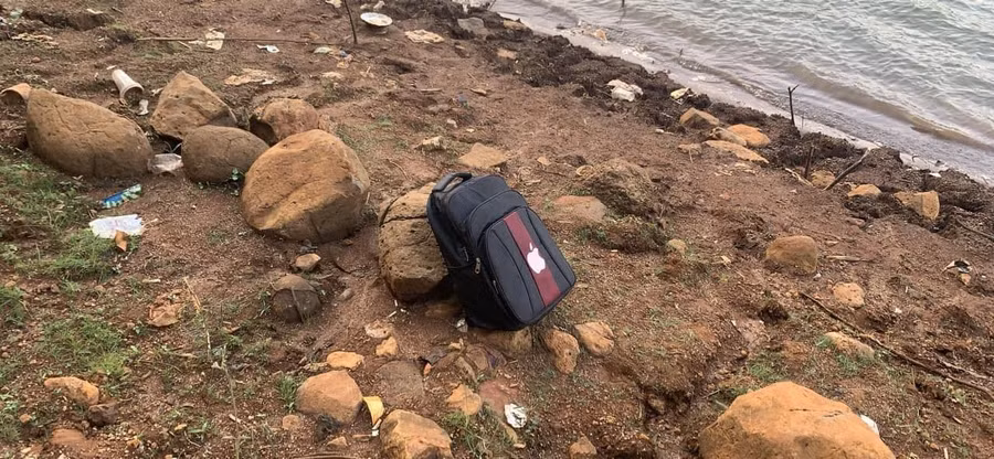 Chiếc ba lô anh Cần để lại trên bờ. Ảnh UBND xã Biển Hồ