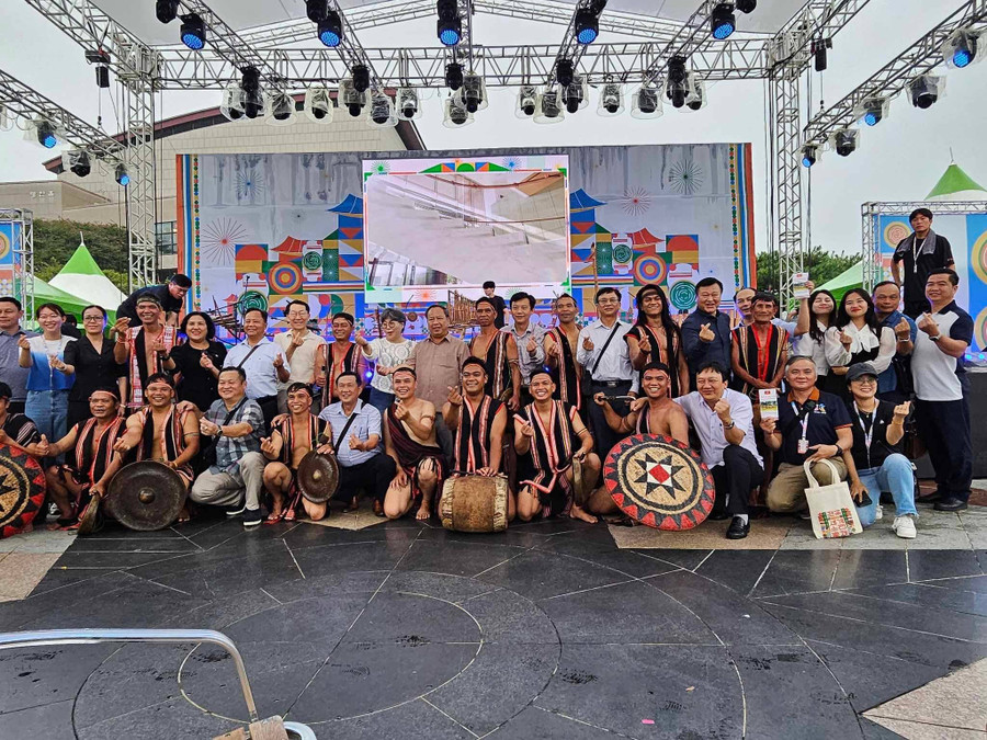 Đồng chí Châu Ngọc Tuấn-Phó Bí thư Thường trực Tỉnh ủy cùng đoàn công tác tỉnh Gia Lai tại Hàn Quốc chụp ảnh lưu niệm chúc mừng đoàn nghệ nhân Gia Lai có buổi biểu diễn thành công. Ảnh: Nguyễn Quang Tuệ