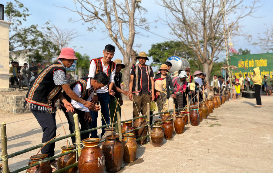 Dân làng Prăng cùng nhau thưởng thức rượu ghè sau khi kết thúc nghi lễ cúng tế. Ảnh: Phương Linh