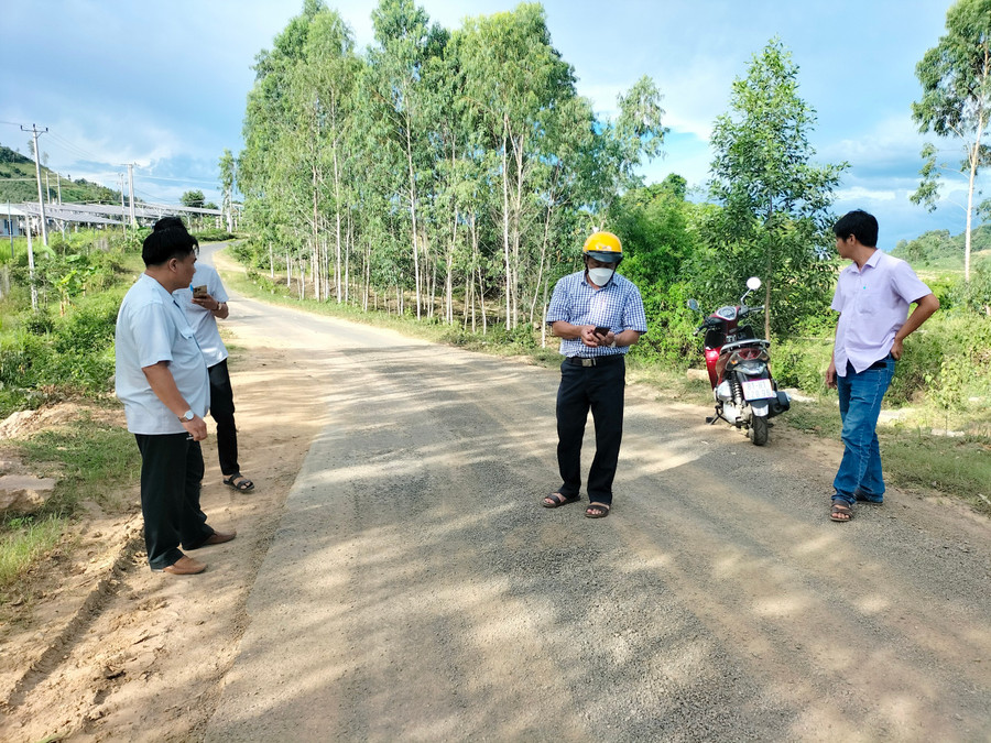 Cán bộ Thanh tra huyện thanh tra đột xuất việc thi công sửa chữa tuyến đường. Ảnh: Minh Ngân
