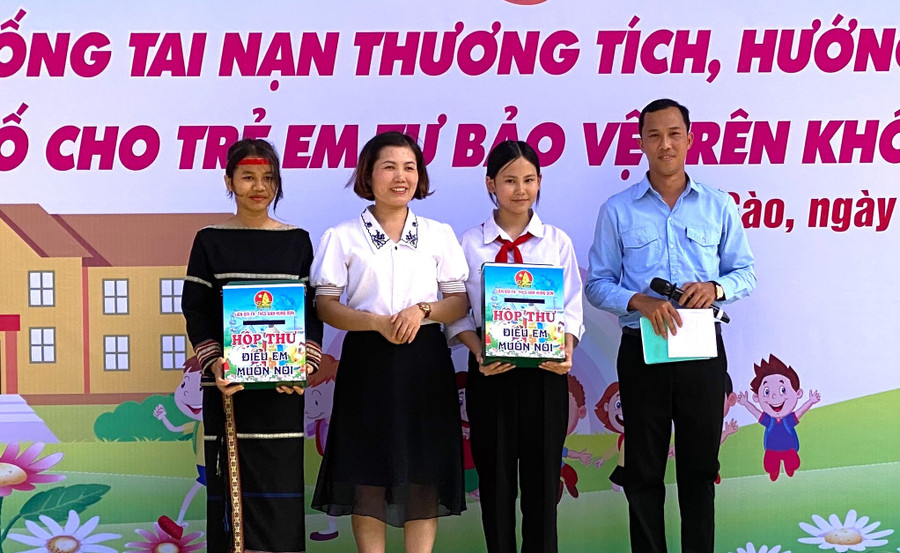 Trung tâm Hoạt động Thanh thiếu nhi tỉnh trao hộp thư “Điều em muốn nói” tại Liên đội Trường Tiểu học và THCS Anh hùng Đôn. Ảnh: Hà Đức Thành Trung tâm Hoạt động Thanh thiếu nhi tỉnh trao hộp thư “Điều em muốn nói” tại Liên đội Trường Tiểu học và THCS Anh hùng Đôn. Ảnh: Hà Đức Thành