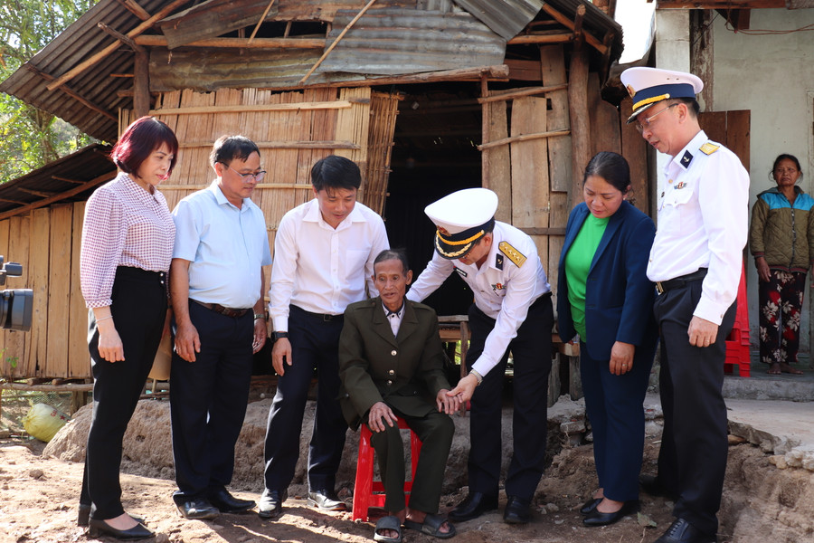Các thành viên đoàn công tác thăm hỏi, động viên bệnh binh A Kíp (thôn 1, thị trấn Đăk Rve, huyện Kon Rẫy). Ảnh: Đào Hiền