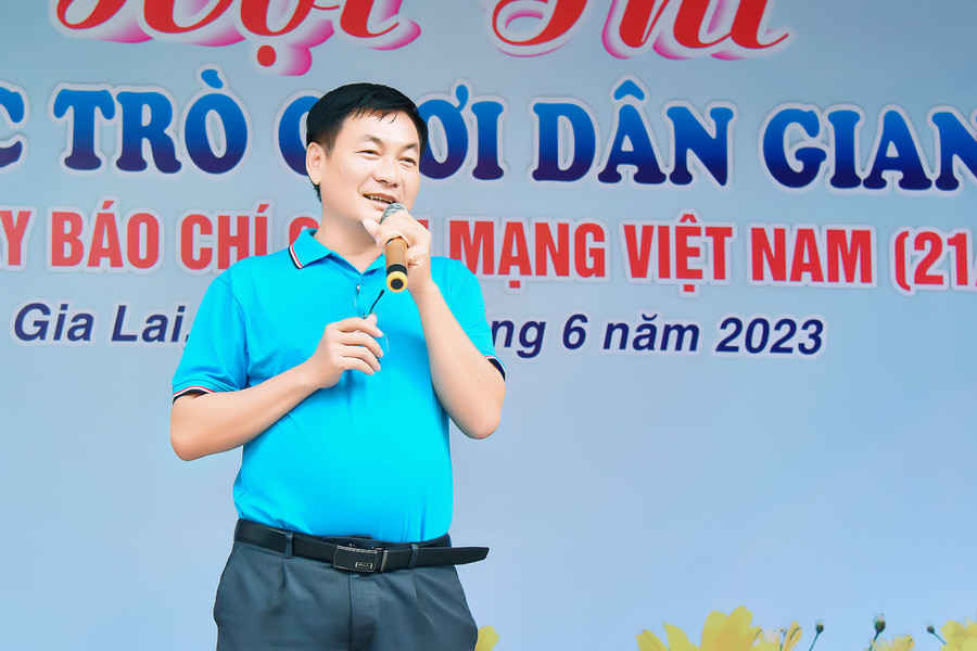 Tổng Biên tập Báo Gia Lai Huỳnh Kiên-Trưởng ban tổ chức phát biểu chào mừng các vận động viên về tham gia hội thi. Ảnh: Đức Thụy Tổng Biên tập Báo Gia Lai Huỳnh Kiên-Trưởng ban tổ chức phát biểu chào mừng các vận động viên về tham gia hội thi. Ảnh: Đức Thụy