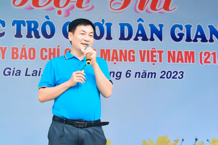 Tổng Biên tập Báo Gia Lai Huỳnh Kiên-Trưởng ban tổ chức phát biểu chào mừng các vận động viên về tham gia hội thi. Ảnh: Đức Thụy