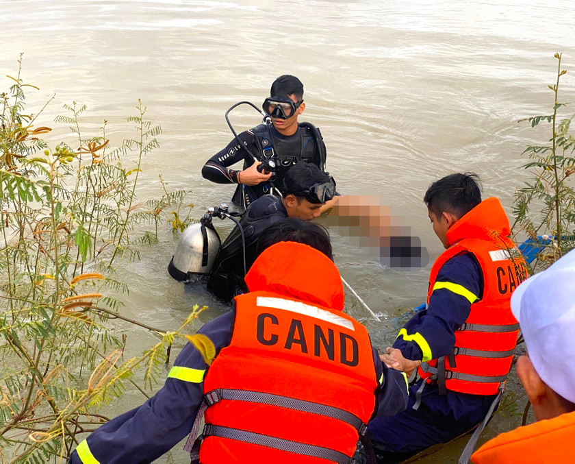 Đến 16 giờ 20 phút cùng ngày, Đội Chữa cháy và Cứu nạn cứu hộ khu vực An Khê tìm thấy em Lê Đức Tồn bị đuối nước tử vong tại bàu Cây Cui (thuộc thôn Cửu Đạo, xã Tú An, thị xã An Khê). Ảnh: Đức Thành