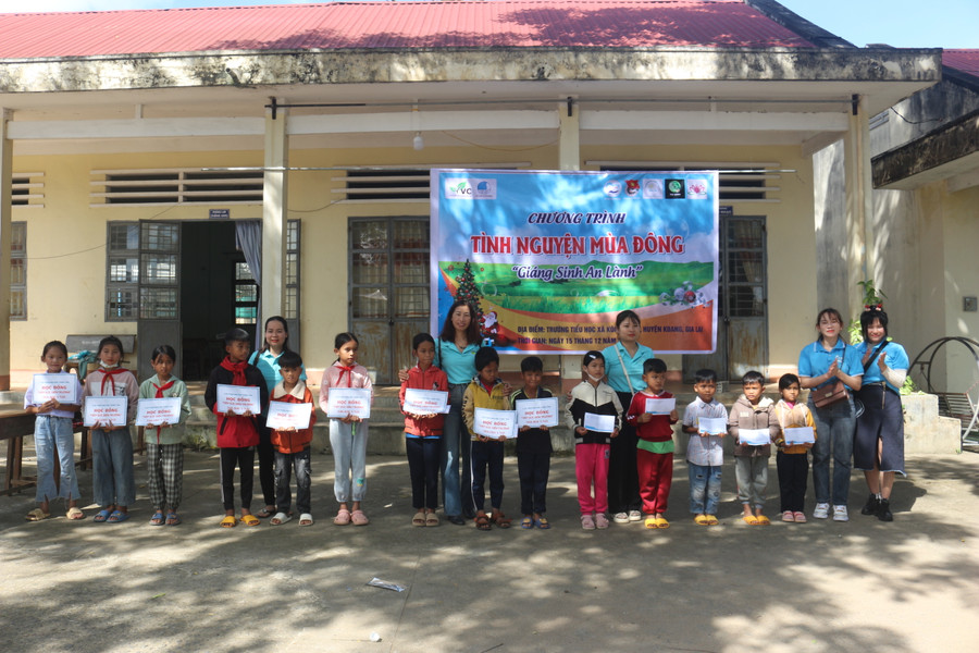 Tặng 336 suất quà cho học sinh Trường Tiểu học xã Kông Pla ảnh 1