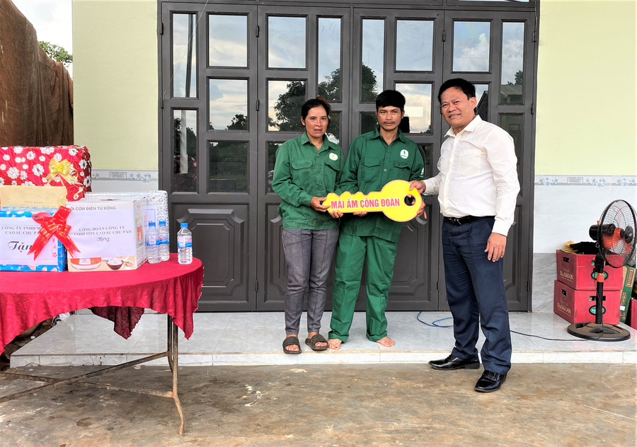 Công đoàn Công ty TNHH một thành viên Cao su Chư Păh trao chìa khóa tượng trưng cho vợ chồng anh Rut. Ảnh: Hà Đức Thành