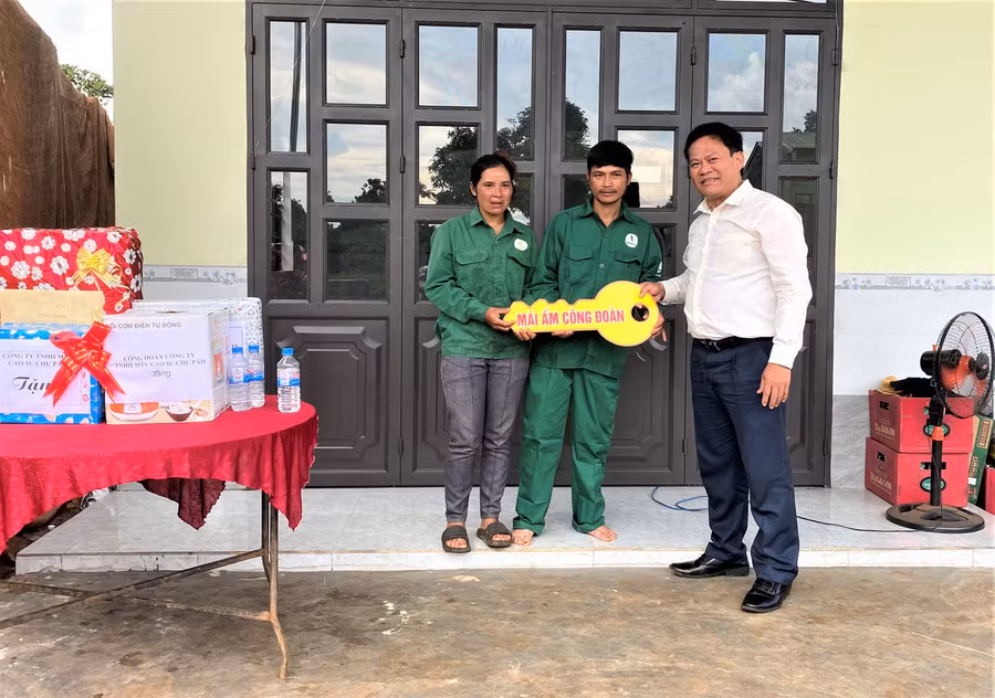 Công đoàn Công ty TNHH một thành viên Cao su Chư Păh trao chìa khóa tượng trưng cho vợ chồng anh Rut. Ảnh: Hà Đức Thành