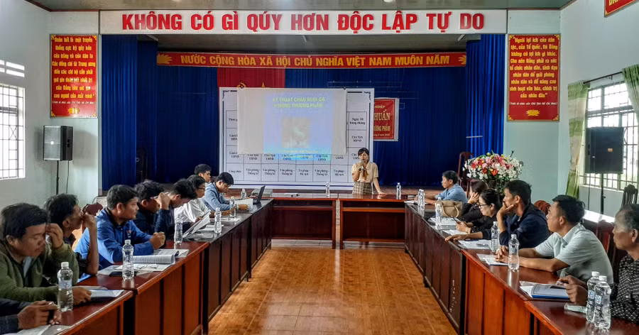 Quang cảnh buổi tập huấn kỹ thuật chăn nuôi gà Hmông thương phẩm tại xã Hbông. Ảnh: Hoàng Viên