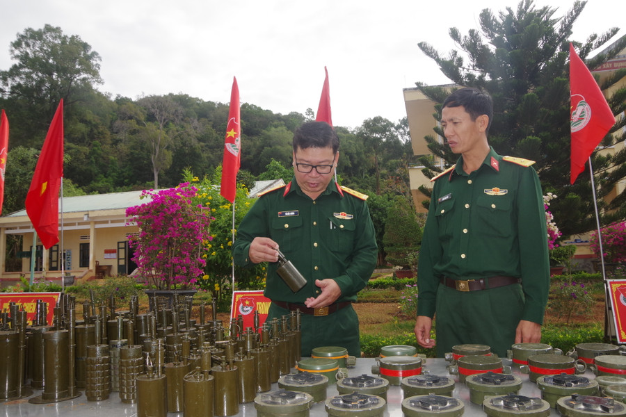 Đoàn công tác kiểm tra mô hình học cụ huấn luyện tại Tiểu đoàn Bộ binh 50. Ảnh: Huy Bắc Đoàn công tác kiểm tra mô hình học cụ huấn luyện tại Tiểu đoàn Bộ binh 50. Ảnh: Huy Bắc