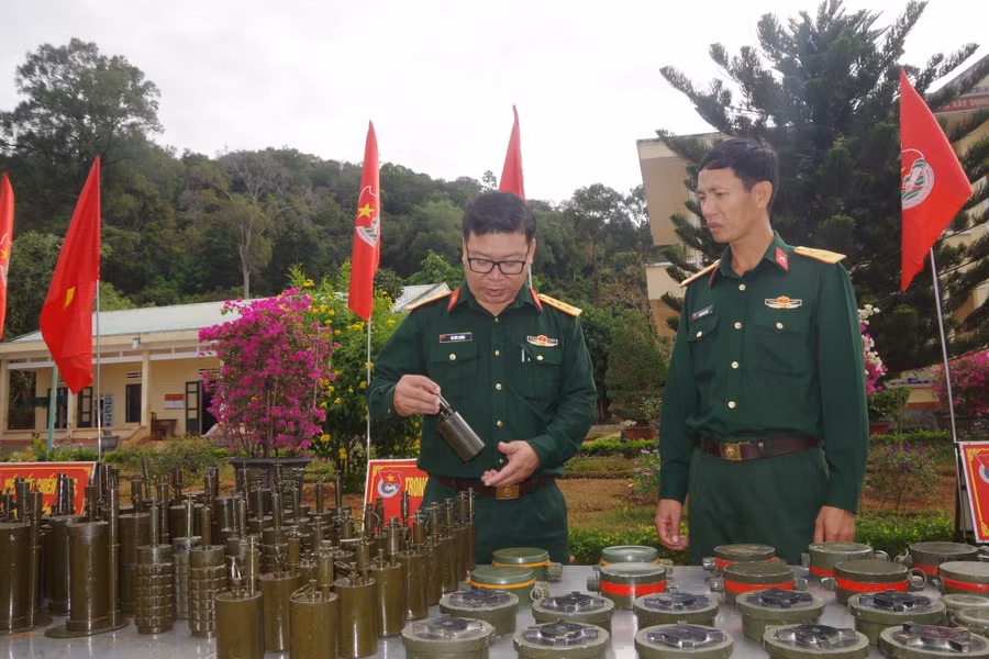 Đoàn công tác kiểm tra mô hình học cụ huấn luyện tại Tiểu đoàn Bộ binh 50. Ảnh: Huy Bắc