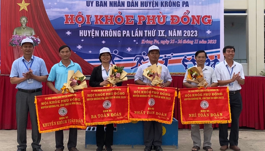 Ban tổ chức trao giải toàn đoàn cho các đơn vị. Ảnh: Quang Ngọc Ban tổ chức trao giải toàn đoàn cho các đơn vị. Ảnh: Quang Ngọc