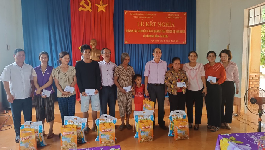Các đơn vị tặng quà cho các hộ nghèo làng Ngol Rông. Ảnh: Ngọc Anh Các đơn vị tặng quà cho các hộ nghèo làng Ngol Rông. Ảnh: Ngọc Anh