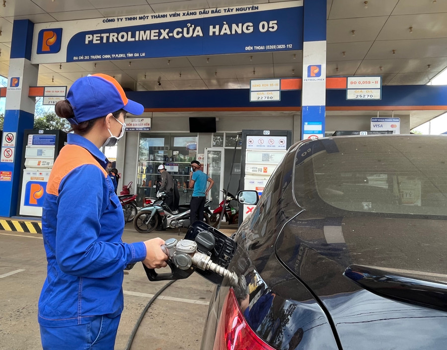 Giá xăng chiều 21-3 đồng loạt giảm. Ảnh: Phương Vi