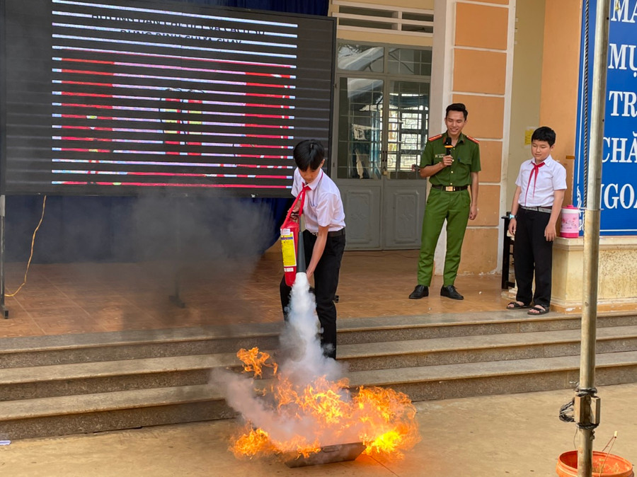 Học sinh thực hành kỹ năng chữa cháy. Ảnh: Anh Sơn Học sinh thực hành kỹ năng chữa cháy. Ảnh: Anh Sơn