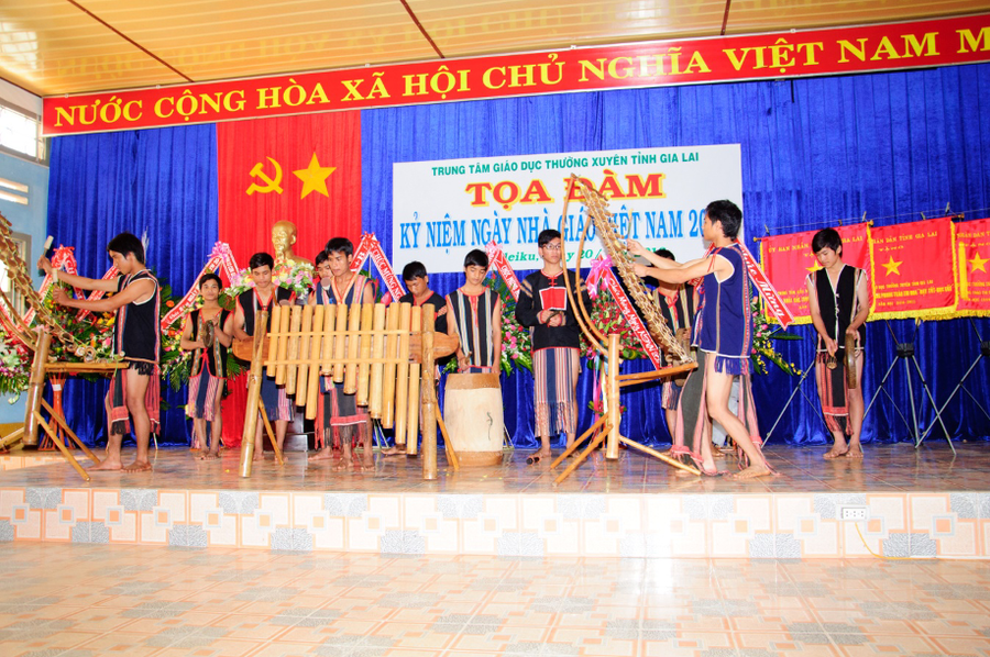 Những hoạt động văn nghệ của học viên, sinh viên sẽ góp phần cho công tác giáo dục lý tưởng cách mạng. Ảnh: N.S