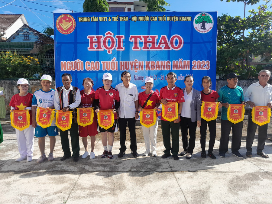 Ban tổ chức trao cờ lưu niệm cho các đội tham gia hội thao. Ảnh: Minh Ngân Ban tổ chức trao cờ lưu niệm cho các đội tham gia hội thao. Ảnh: Minh Ngân