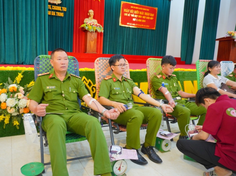 Cán bộ, chiến sĩ Trại giam Gia Trung tham gia hiến máu. Ảnh: H.N