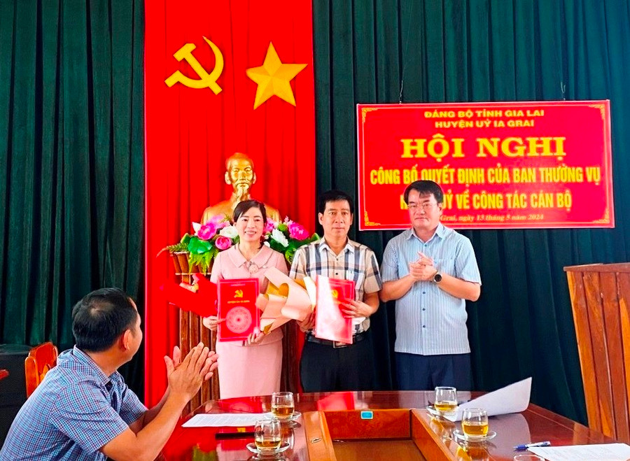 Huyện ủy Ia Grai công bố các Quyết định về công tác cán bộ ảnh 1