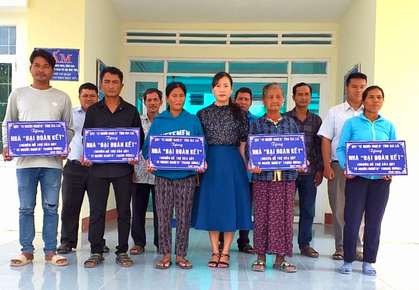 Đại diện lãnh đạo Ủy ban MTTQ Việt Nam huyện Krông Pa trao kinh phí hỗ trợ làm nhà cho các hộ nghèo. Ảnh: Lê Đại