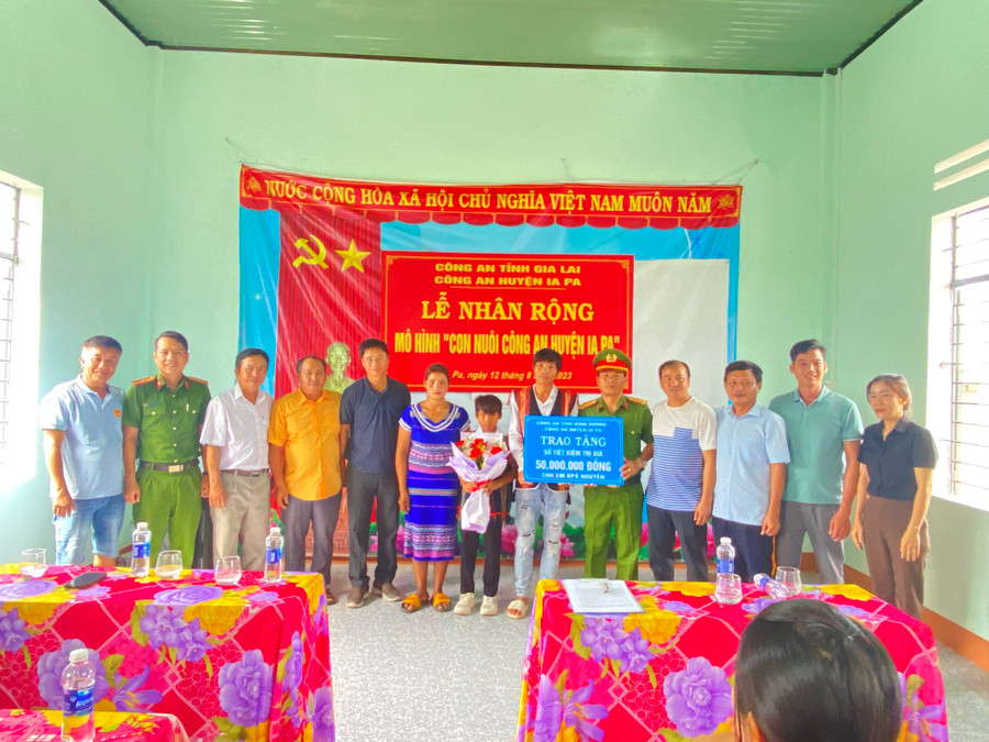 Các đơn vị trao tặng sổ tiết kiệm cho gia đình em Kpă Nguyên. Ảnh: Mai Linh
