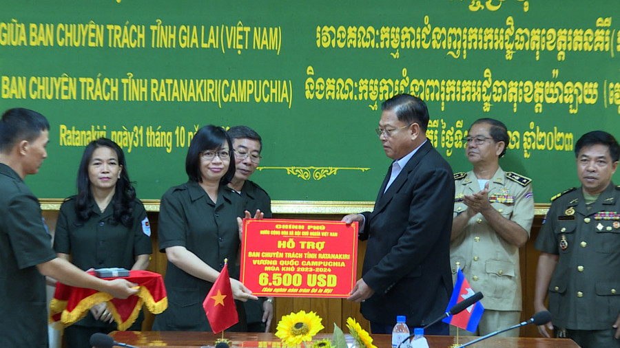 Phó Chủ tịch UBND tỉnh Gia Lai Nguyễn Thị Thanh Lịch trao tiền hỗ trợ của Chính Phủ Việt Nam cho Ban Chuyên trách tỉnh Ratanakiri. Ảnh: Đức Hải