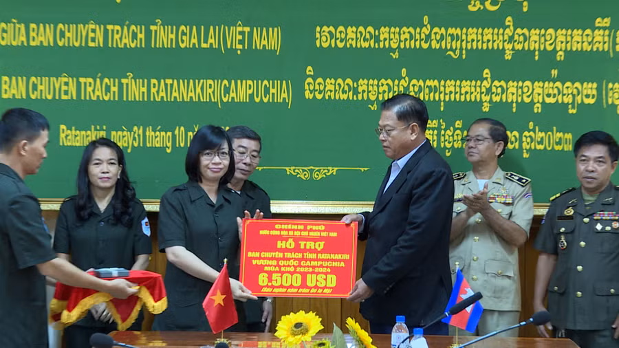 Phó Chủ tịch UBND tỉnh Gia Lai Nguyễn Thị Thanh Lịch trao tiền hỗ trợ của Chính Phủ Việt Nam cho Ban Chuyên trách tỉnh Ratanakiri. Ảnh: Đức Hải