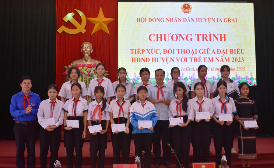 Thường trực HĐND tặng học bổng cho các em học sinh vượt khó học giỏi. Ảnh: Minh Thoan Thường trực HĐND tặng học bổng cho các em học sinh vượt khó học giỏi. Ảnh: Minh Thoan