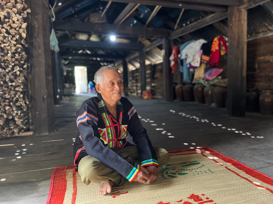 Hệ thống cột trụ, vì, kèo bên trong ngôi nhà dài của gia đình ông Bốk ngả màu đen bóng, mang dấu ấn của thời gian. Ảnh: P.L