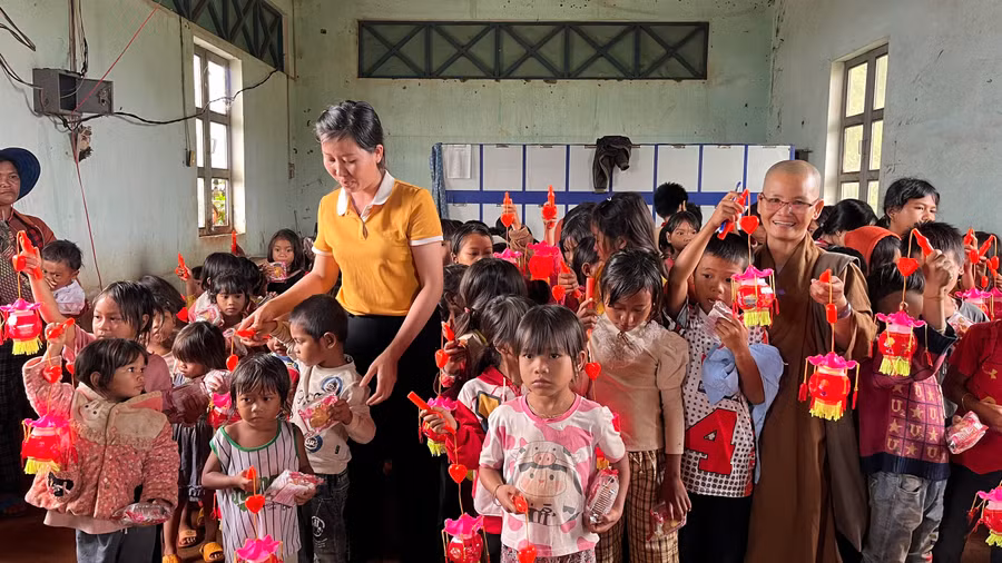 Đoàn công tác tặng quà Trung thu cho trẻ em thôn Ia Sa, xã Hbông, huyện Chư Sê. Ảnh: Hồng Ngọc