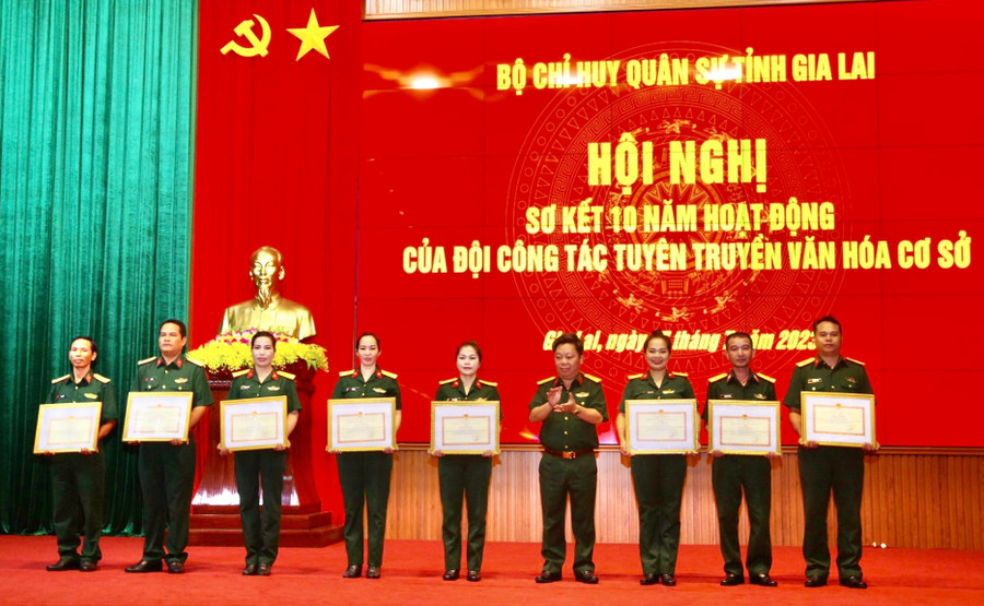 Đại tá Lê Tuấn Hiền-Chính ủy Bộ CHQS tỉnh (thứ 4 từ phải sang) trao thưởng cho các cá nhân hoàn thành xuất sắc nhiệm vụ tuyên truyền văn hóa cơ sở. Ảnh: Kim Hồng Đại tá Lê Tuấn Hiền-Chính ủy Bộ CHQS tỉnh (thứ 4 từ phải sang) trao thưởng cho các cá nhân hoàn thành xuất sắc nhiệm vụ tuyên truyền văn hóa cơ sở. Ảnh: Kim Hồng