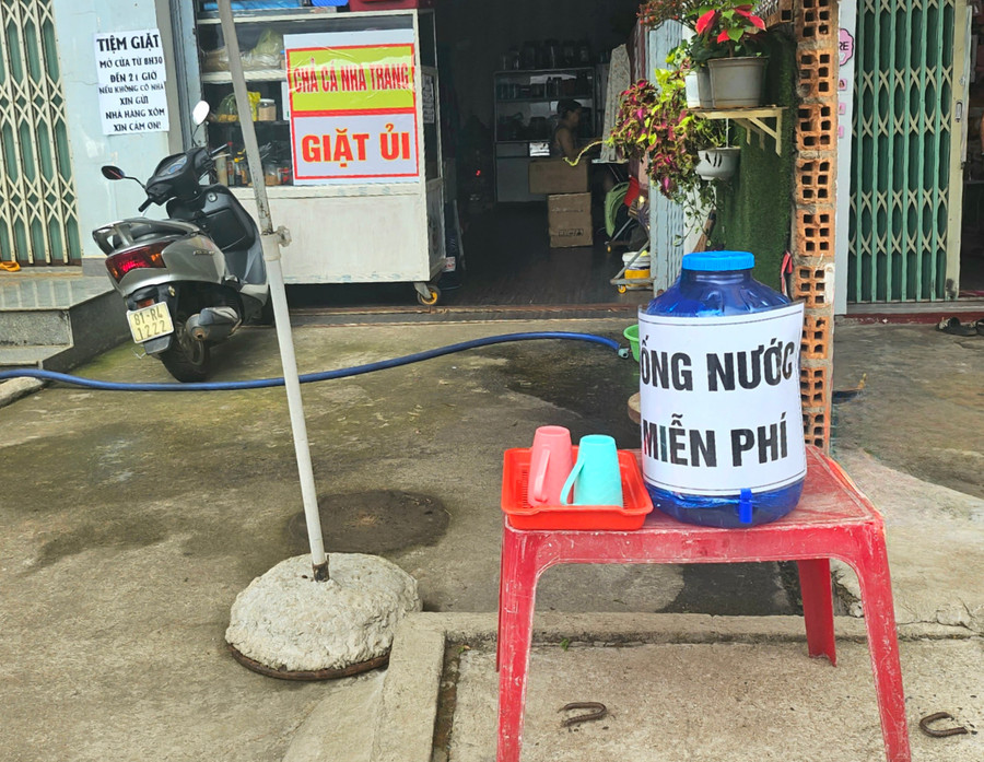 Bình nước mát miễn phí được đặt thường trực trên đường Mạc Đĩnh Chi (phường Hoa Lư, TP. Pleiku) nhằm giúp “giải tỏa cơn khát” cho nhiều người ngang qua. Ảnh: Mộc Trà. Bình nước mát miễn phí được đặt thường trực trên đường Mạc Đĩnh Chi (phường Hoa Lư, TP. Pleiku) nhằm giúp “giải tỏa cơn khát” cho nhiều người ngang qua. Ảnh: Mộc Trà.
