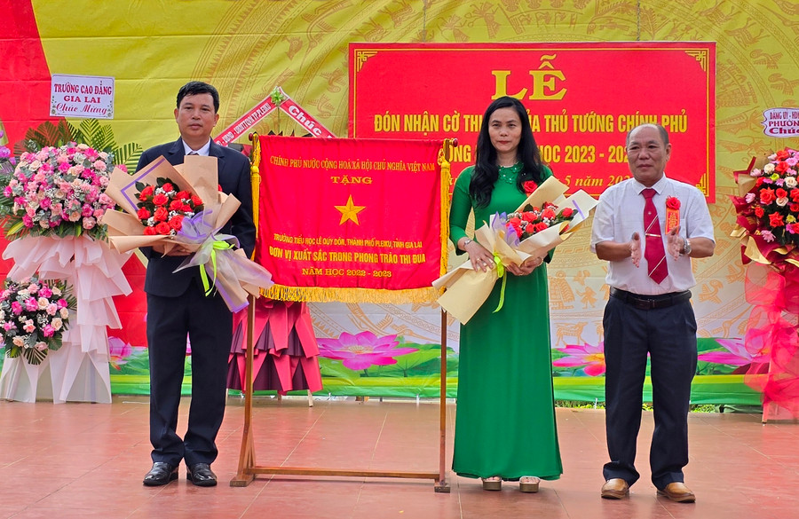 Trường Tiểu học Lê Quý Đôn đón nhận cờ thi đua của Thủ tướng Chính phủ. Ảnh: Bá Bính Trường Tiểu học Lê Quý Đôn đón nhận cờ thi đua của Thủ tướng Chính phủ. Ảnh: Bá Bính