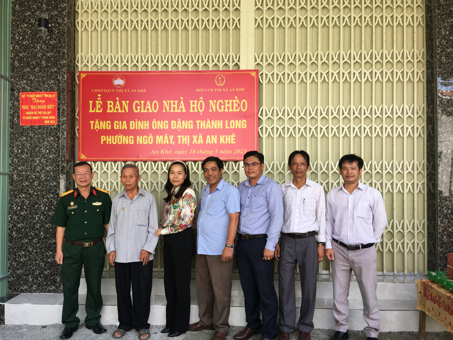 Đại diện lãnh đạo các đơn vị bàn giao nhà cho gia đình ông Đặng Thành Long (tổ dân phố 1, phường Ngô Mây). Ảnh: Ngọc Anh