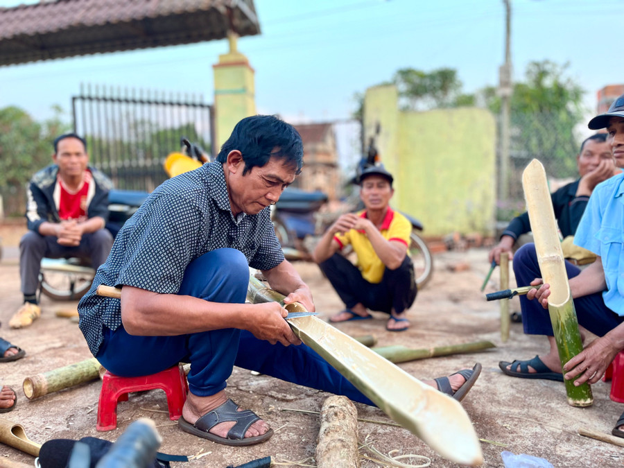 Ông Anênh chỉnh âm cho chiêng tre. Ảnh: Phương Linh Ông Anênh chỉnh âm cho chiêng tre. Ảnh: Phương Linh
